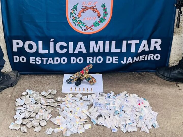 Equipes do PATAMO da 1ª, 2ª e 4ª Companhias do 12º BPM prendem dois suspeitos e apreendem pistola e grande quantidade de drogas na comunidade da Ititioca, em Niterói.