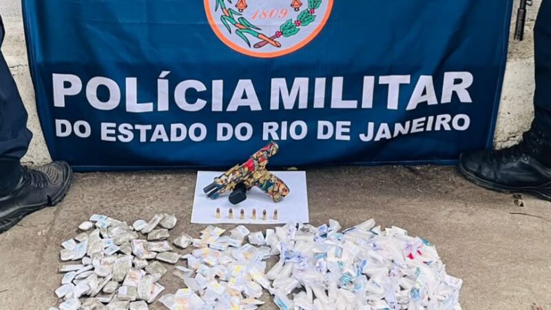 Equipes do PATAMO da 1ª, 2ª e 4ª Companhias do 12º BPM prendem dois suspeitos e apreendem pistola e grande quantidade de drogas na comunidade da Ititioca, em Niterói.