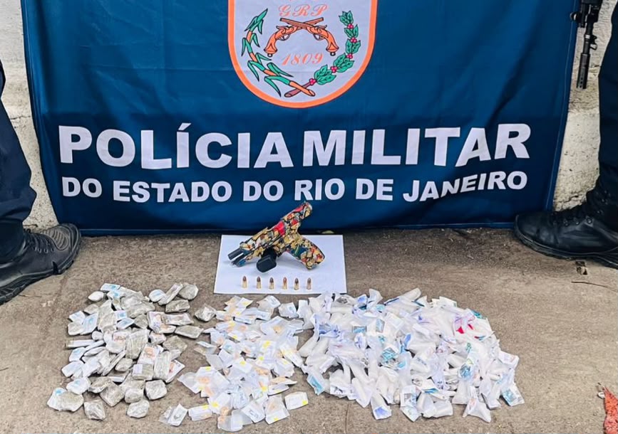 Equipes do PATAMO da 1ª, 2ª e 4ª Companhias do 12º BPM prendem dois suspeitos e apreendem pistola e grande quantidade de drogas na comunidade da Ititioca, em Niterói.