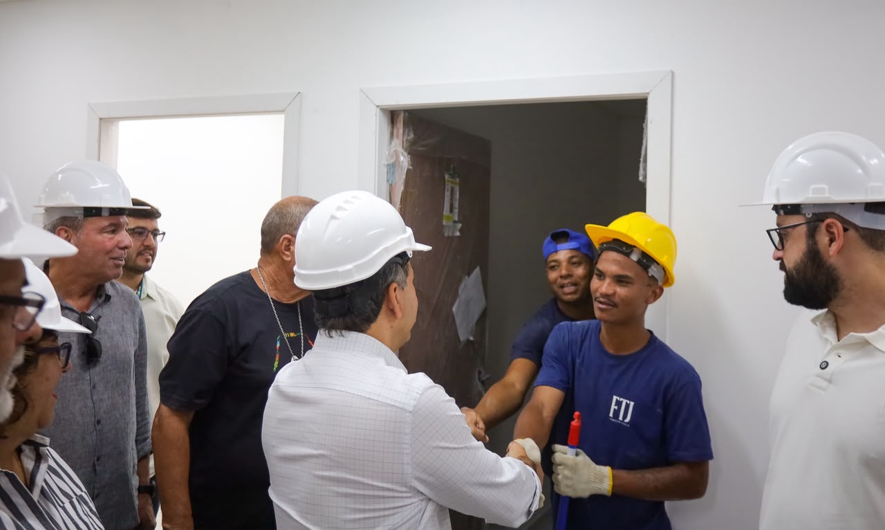 Prefeito Rodrigo Neves vistoria implantação do Supercentro de Exames e obras de nova escola na Região Oceânica