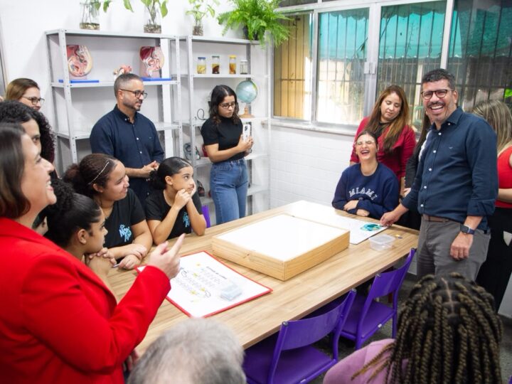 Secretária nacional do MCTI visita laboratórios em escola municipal e Plataforma Urbana Digital de Santa Bárbara