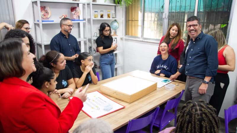 Secretária nacional do MCTI visita laboratórios em escola municipal e Plataforma Urbana Digital de Santa Bárbara