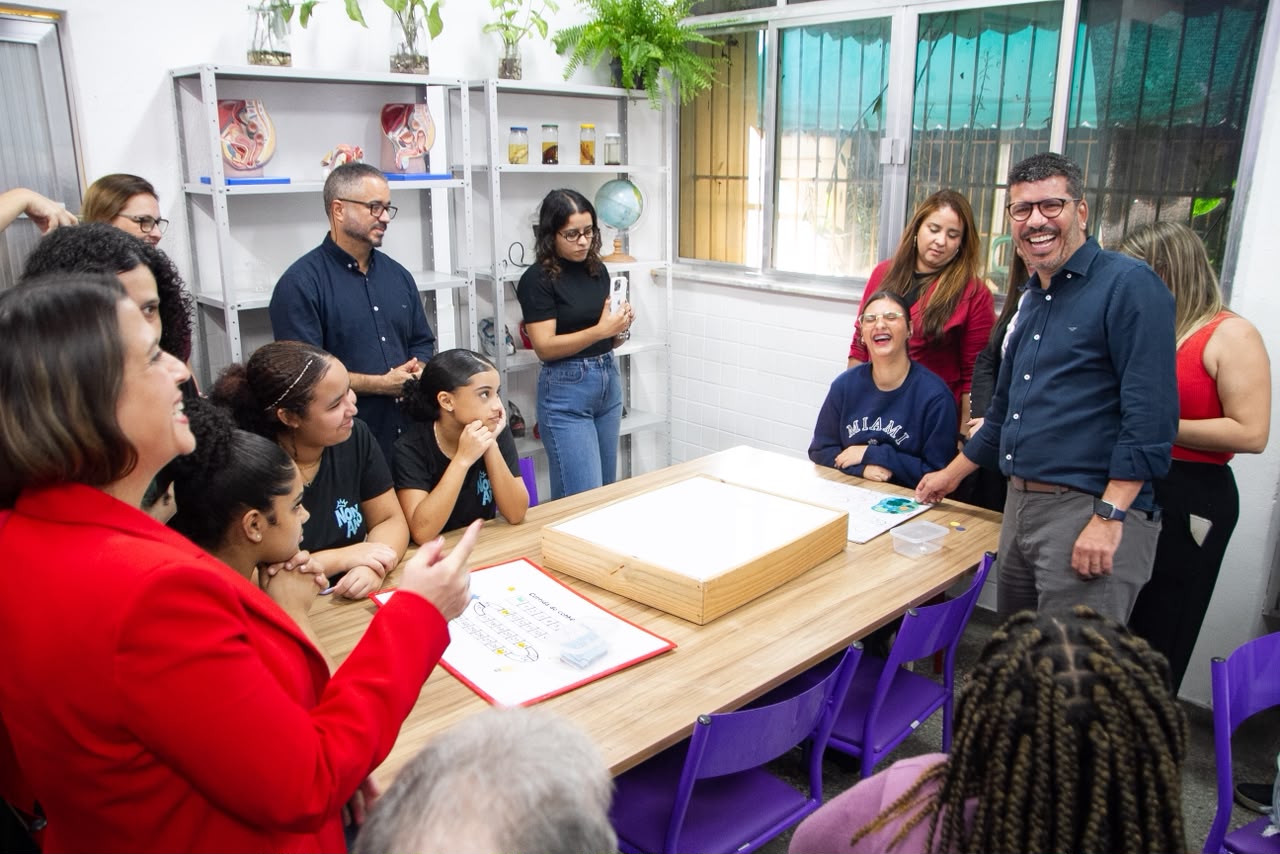 Secretária nacional do MCTI visita laboratórios em escola municipal e Plataforma Urbana Digital de Santa Bárbara