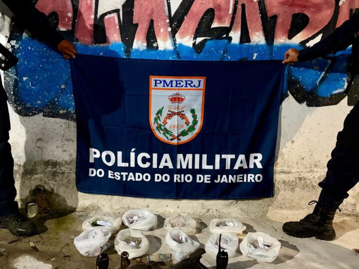 12º BPM PRENDE DOIS SUSPEITOS, APREENDE PISTOLA, GRANADA E DROGAS APÓS OPERAÇÃO NA COMUNIDADE DA CHÁCARA