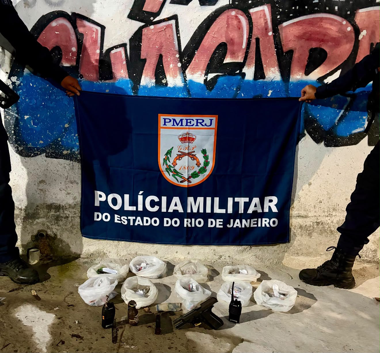 12º BPM PRENDE DOIS SUSPEITOS, APREENDE PISTOLA, GRANADA E DROGAS APÓS OPERAÇÃO NA COMUNIDADE DA CHÁCARA