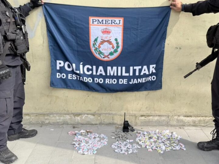 Ação do 12º BPM termina com dois suspeitos detidos e apreensão de drogas na Comunidade da Chácara, em Niterói