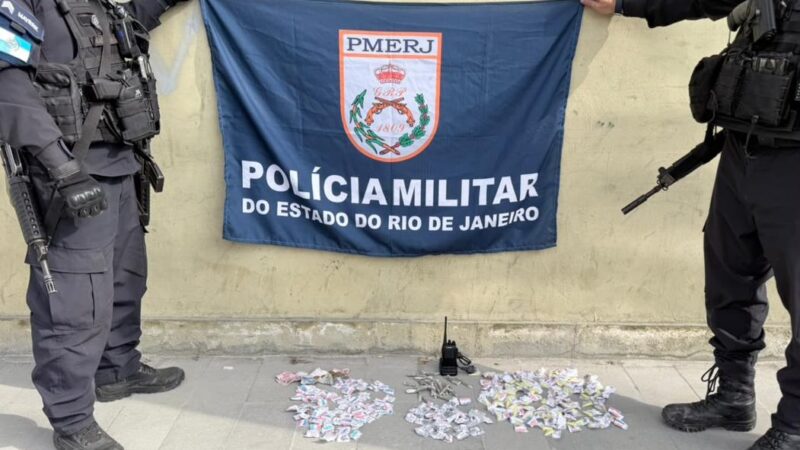Ação do 12º BPM termina com dois suspeitos detidos e apreensão de drogas na Comunidade da Chácara, em Niterói