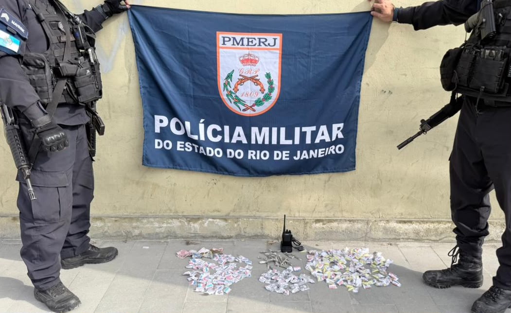 Ação do 12º BPM termina com dois suspeitos detidos e apreensão de drogas na Comunidade da Chácara, em Niterói