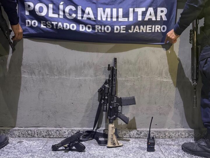 7º BATALHÃO PRENDE DOIS SUSPEITOS E APREENDE FUZIL E PISTOLA EM SÃO GONÇALO