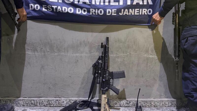 7º BATALHÃO PRENDE DOIS SUSPEITOS E APREENDE FUZIL E PISTOLA EM SÃO GONÇALO