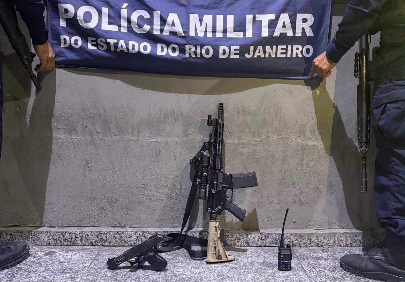 7º BATALHÃO PRENDE DOIS SUSPEITOS E APREENDE FUZIL E PISTOLA EM SÃO GONÇALO
