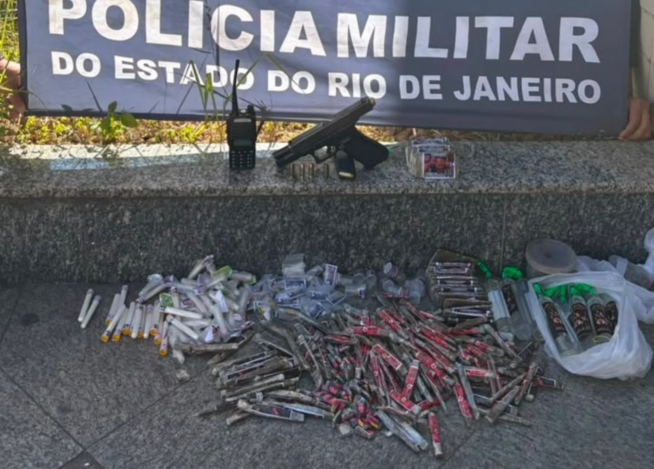 1º BATALHÃO PRENDE DOIS SUSPEITOS, APREENDE PISTOLA, DROGAS E RECUPERA MOTO ROUBADA EM SÃO GONÇALO