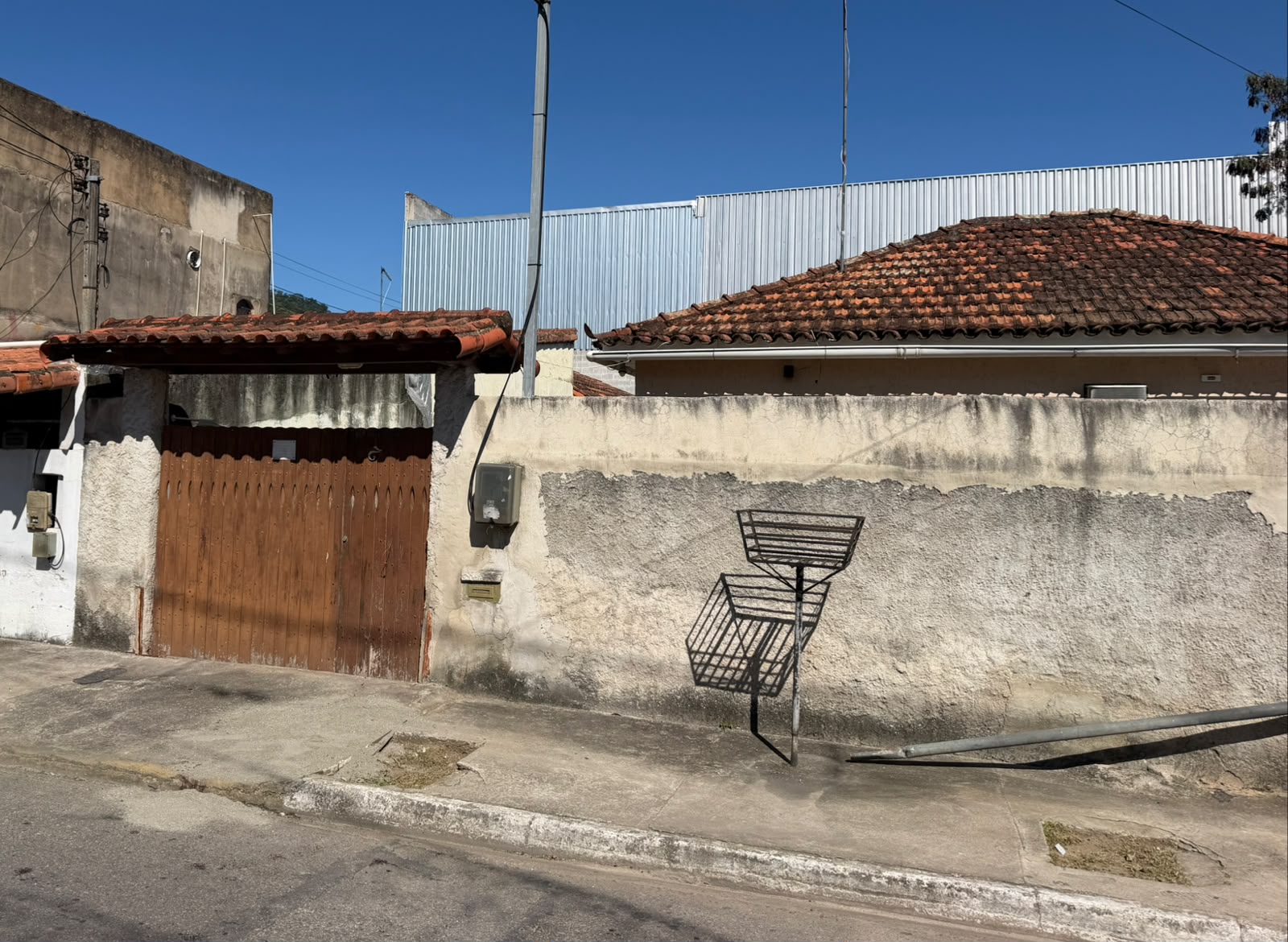 Mulher é morta a tiros em Maricá; suspeito também morre após atirar contra a própria cabeça