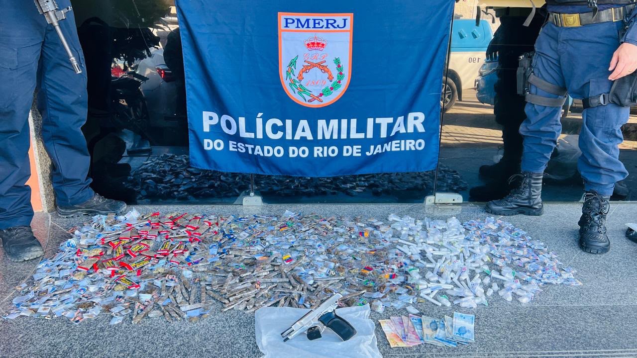 Dois suspeitos são detidos e grande quantidade de drogas é apreendida durante ação do 12º BPM em Itaipuaçu
