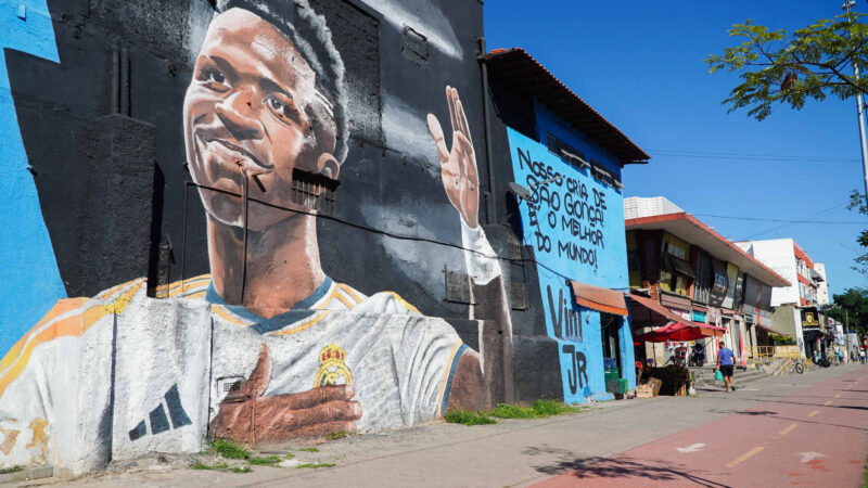 Cidade Ilustrada ganha o mundo com painel sobre Vini Jr.