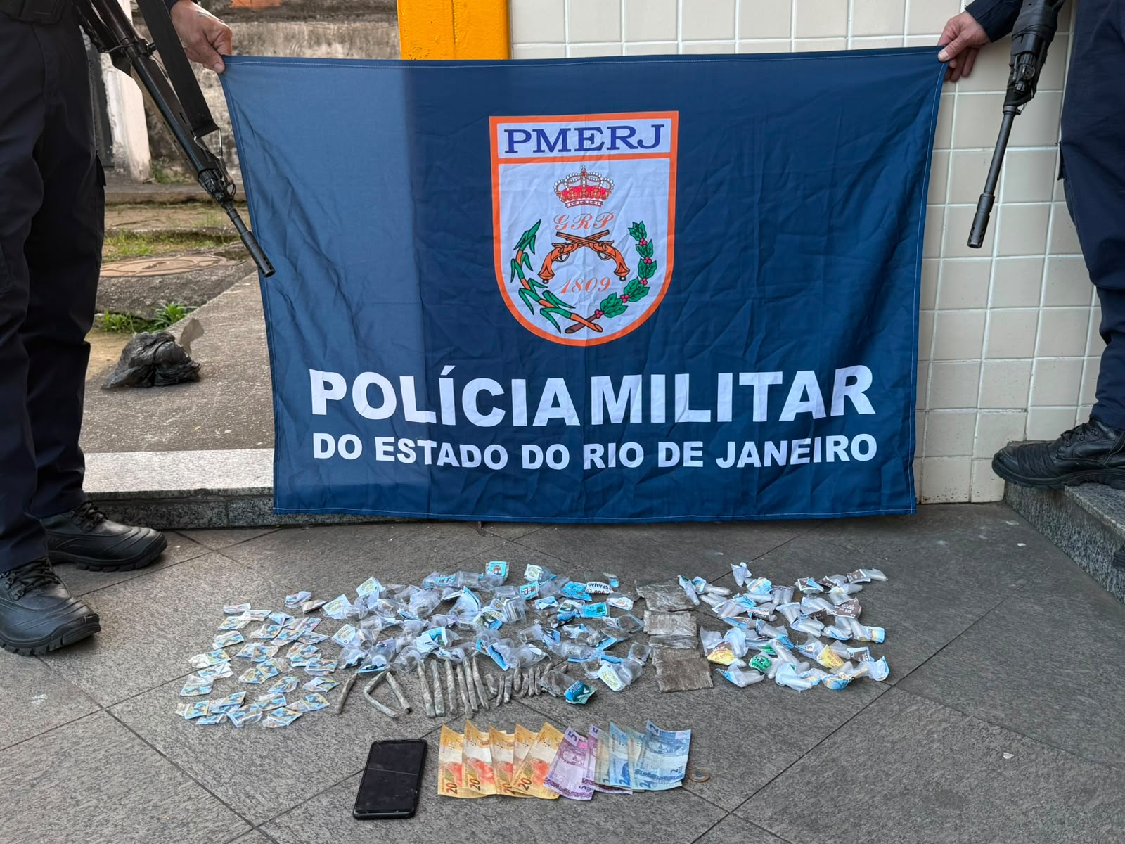 12º BPM apreende drogas e detém suspeito durante ação no Barreto, em Niterói