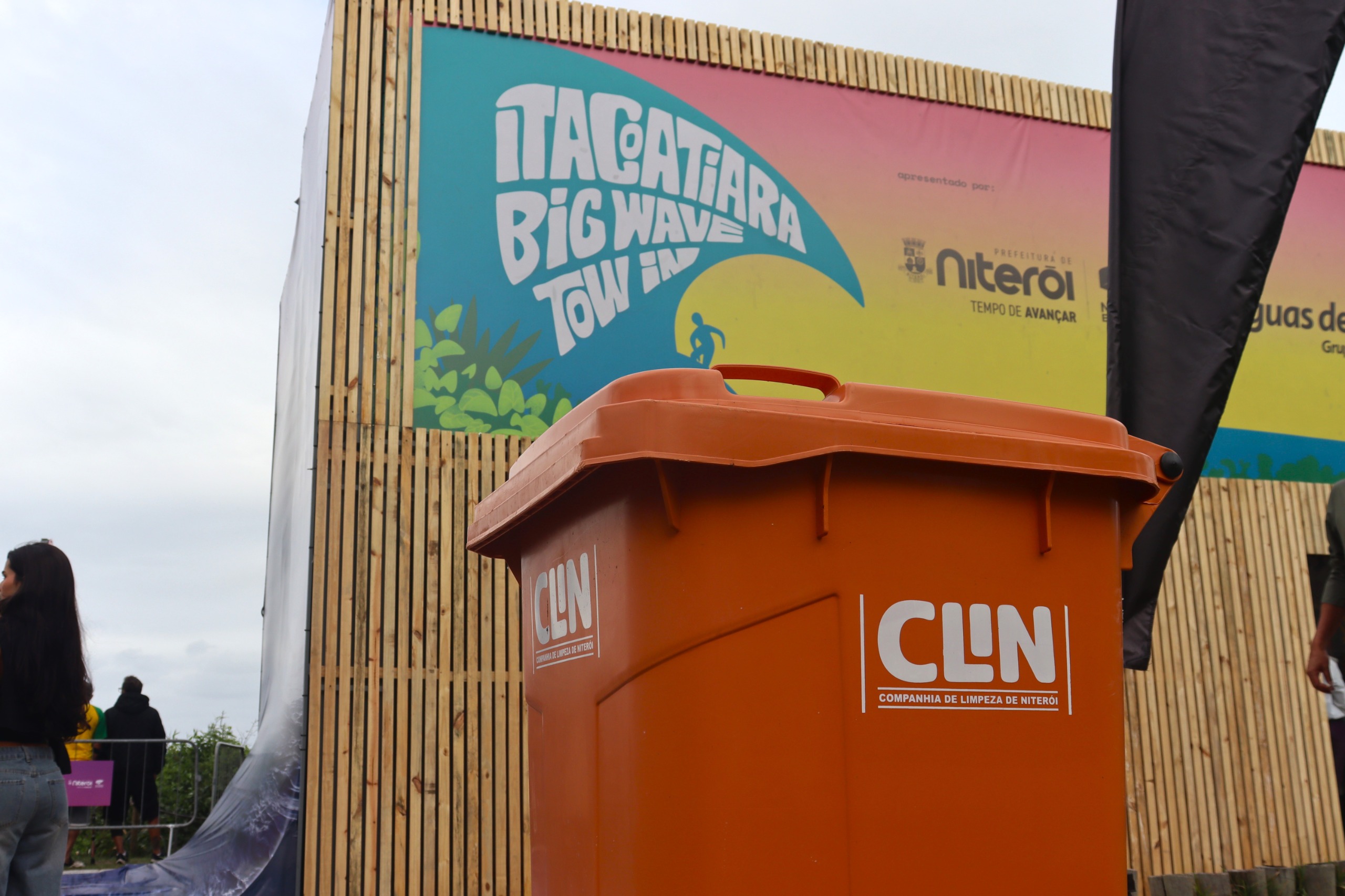 Clin une limpeza, reciclagem e educação ambiental no Itacoatiara Big Wave