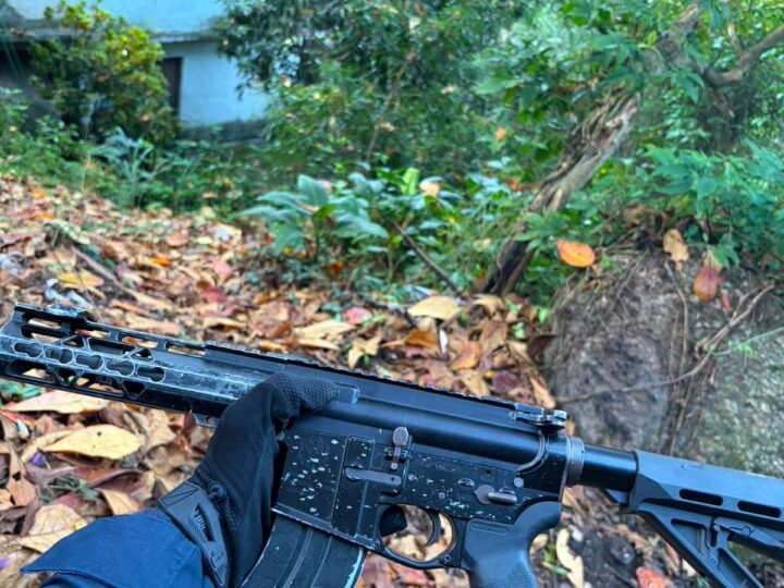 12º BPM apreende fuzil após confronto durante operação nas comunidades da Coronel e Nova Brasília, em Niterói