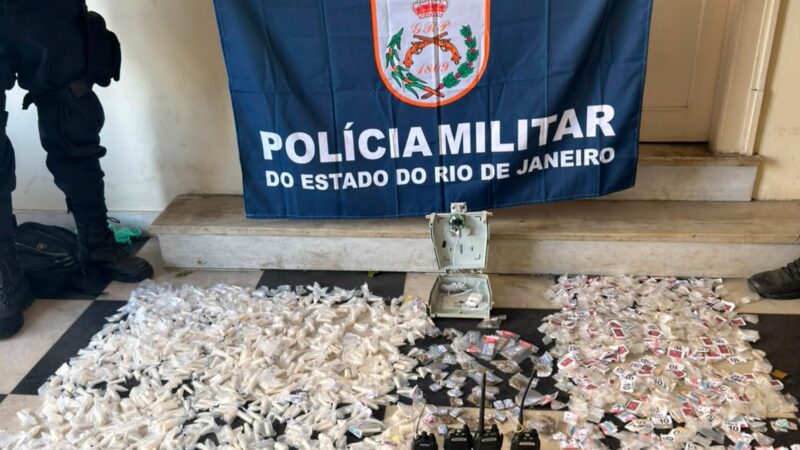 Polícia apreende drogas, radiotransmissores e câmera de monitoramento durante operação na comunidade da Chácara, no Centro de Niterói.