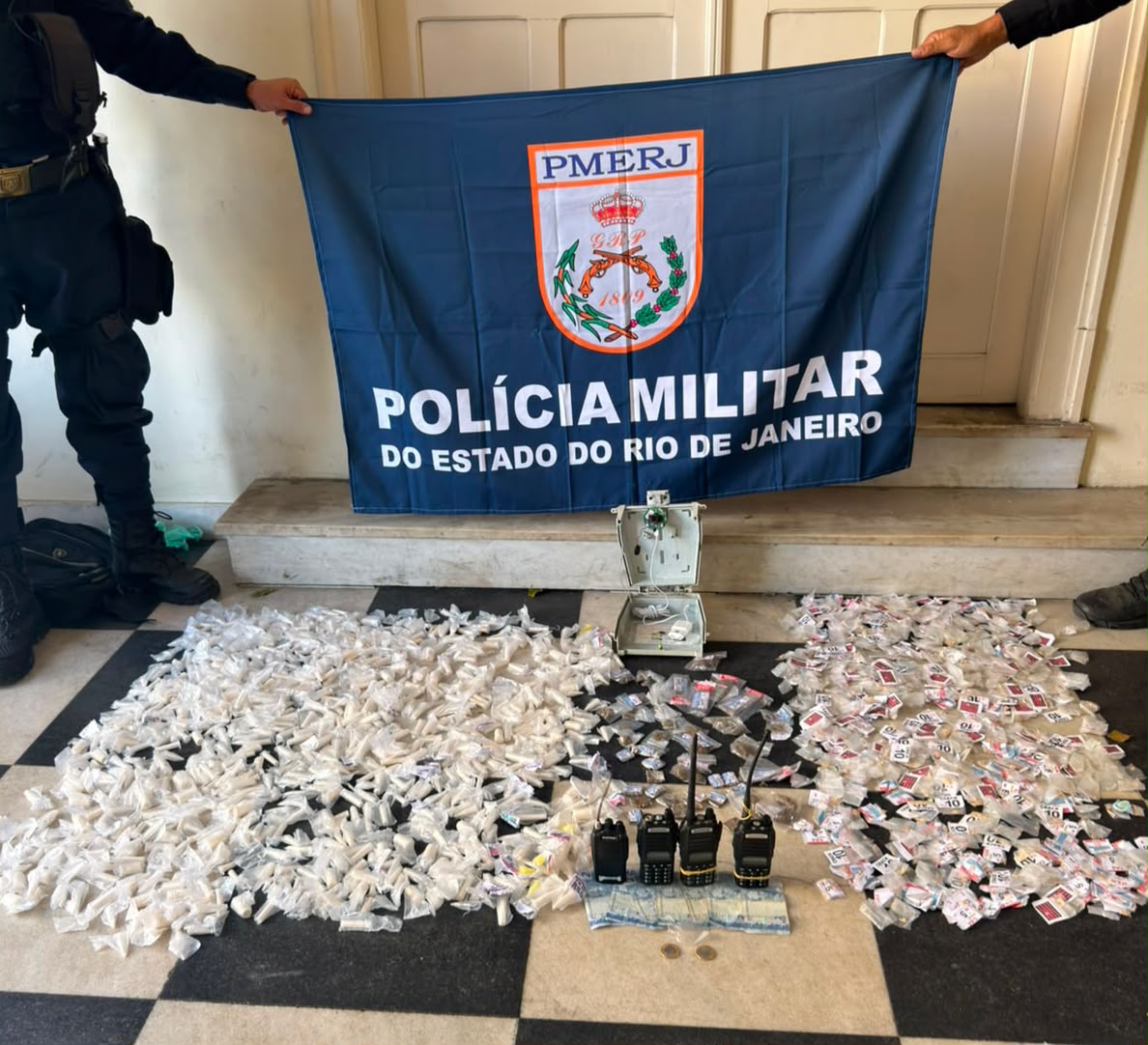Polícia apreende drogas, radiotransmissores e câmera de monitoramento durante operação na comunidade da Chácara, no Centro de Niterói.