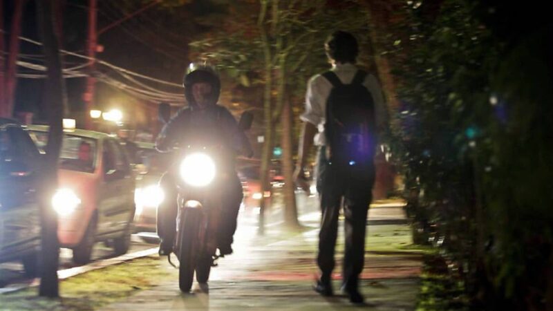 Motociclistas são flagrados em alta velocidade pelas calçadas de Icaraí e moradores pedem fiscalização