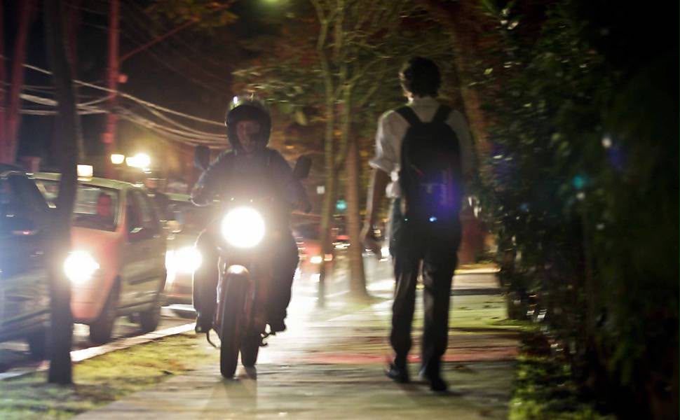 Motociclistas são flagrados em alta velocidade pelas calçadas de Icaraí e moradores pedem fiscalização