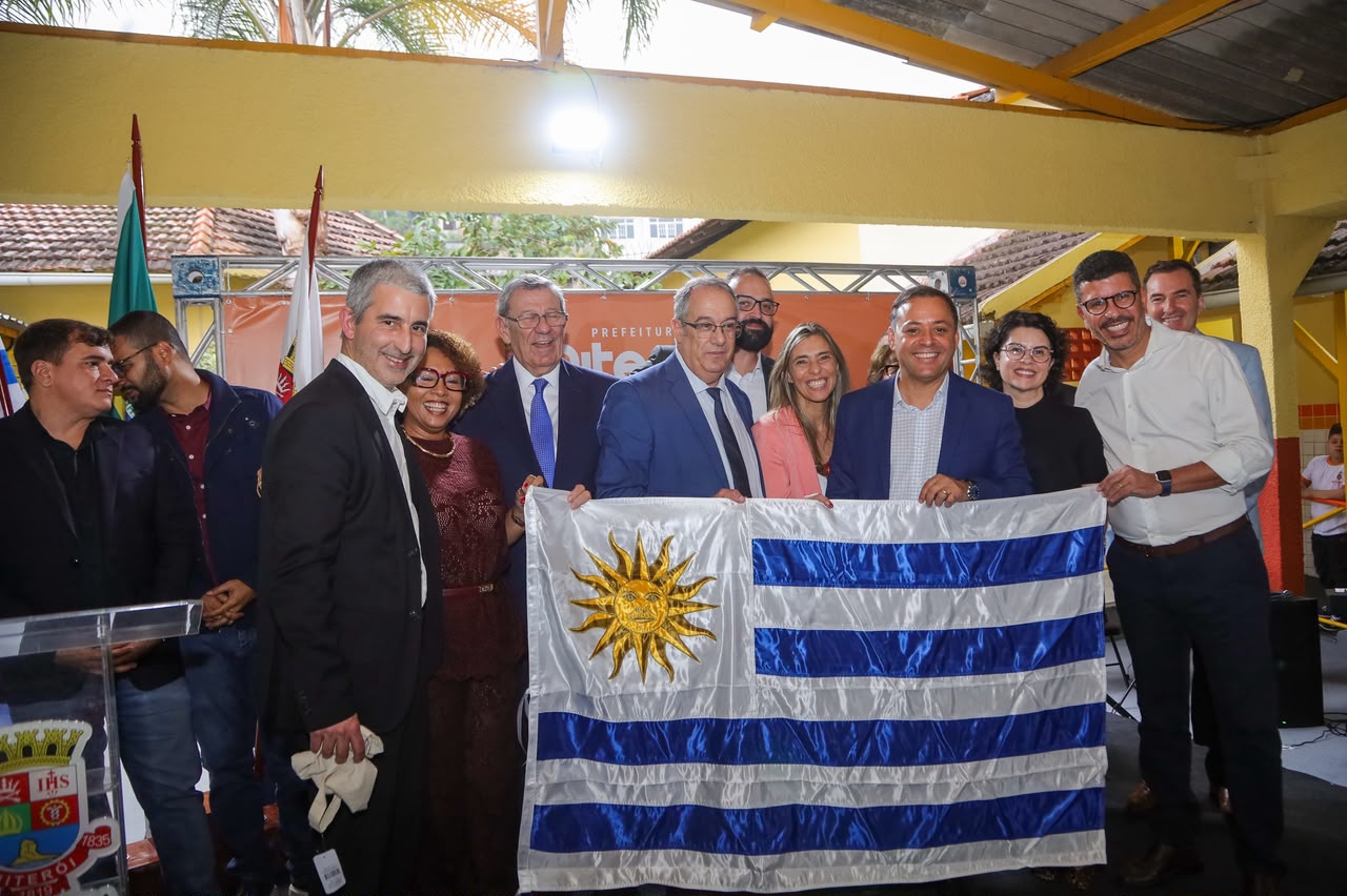 Niterói e Uruguai assinam acordo para primeira escola pública bilíngue em português e espanhol da rede municipal