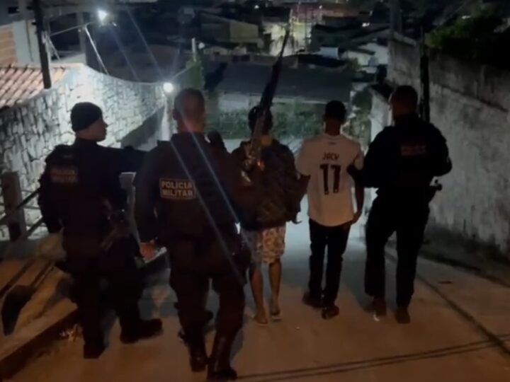 Três homens são detidos por tráfico de drogas na Comunidade do Caranguejo, em Niterói