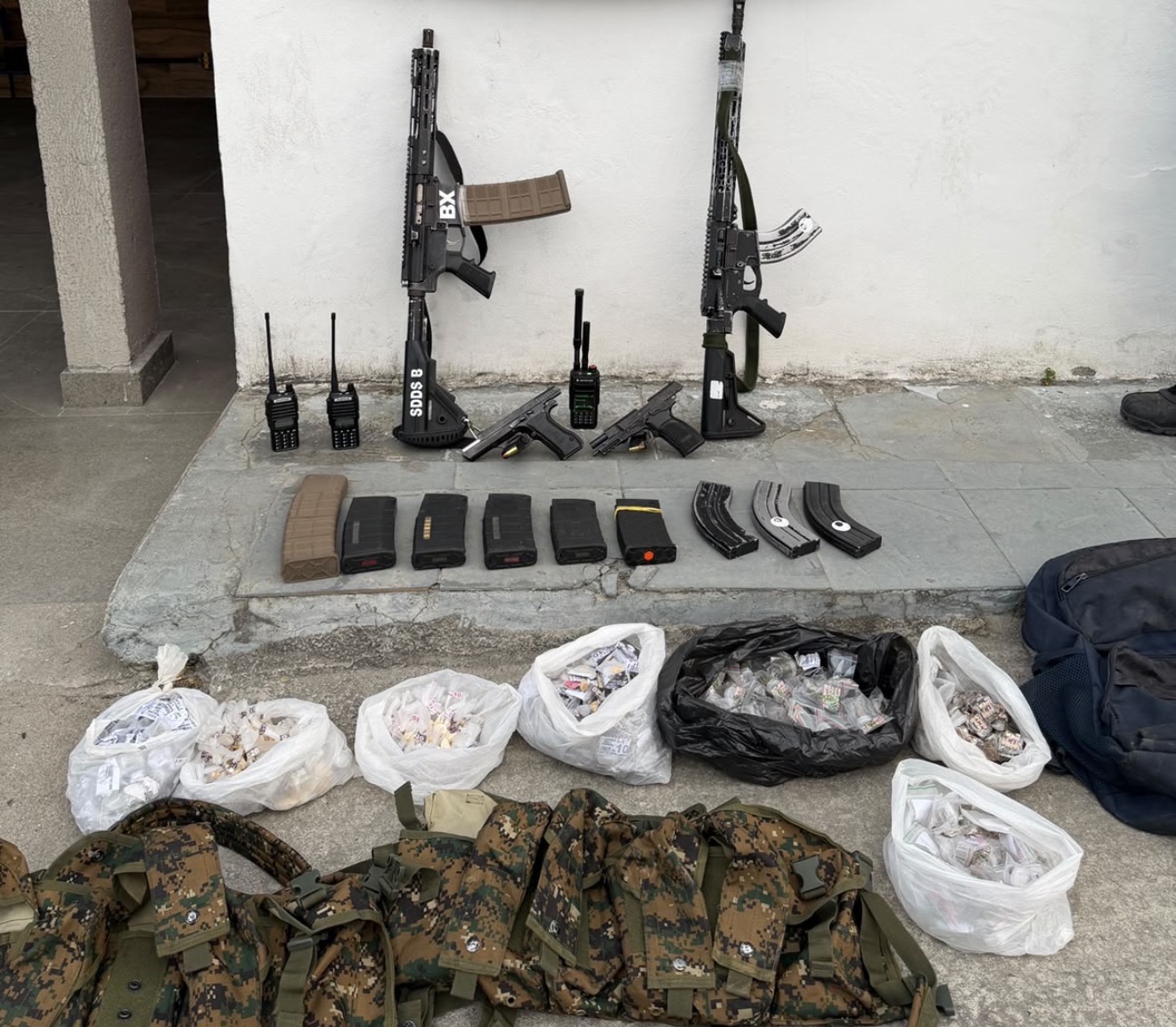 15º BPM intensifica combate ao crime no Corte 8 e apreende dois fuzis, duas pistolas e grande quantidade de drogas