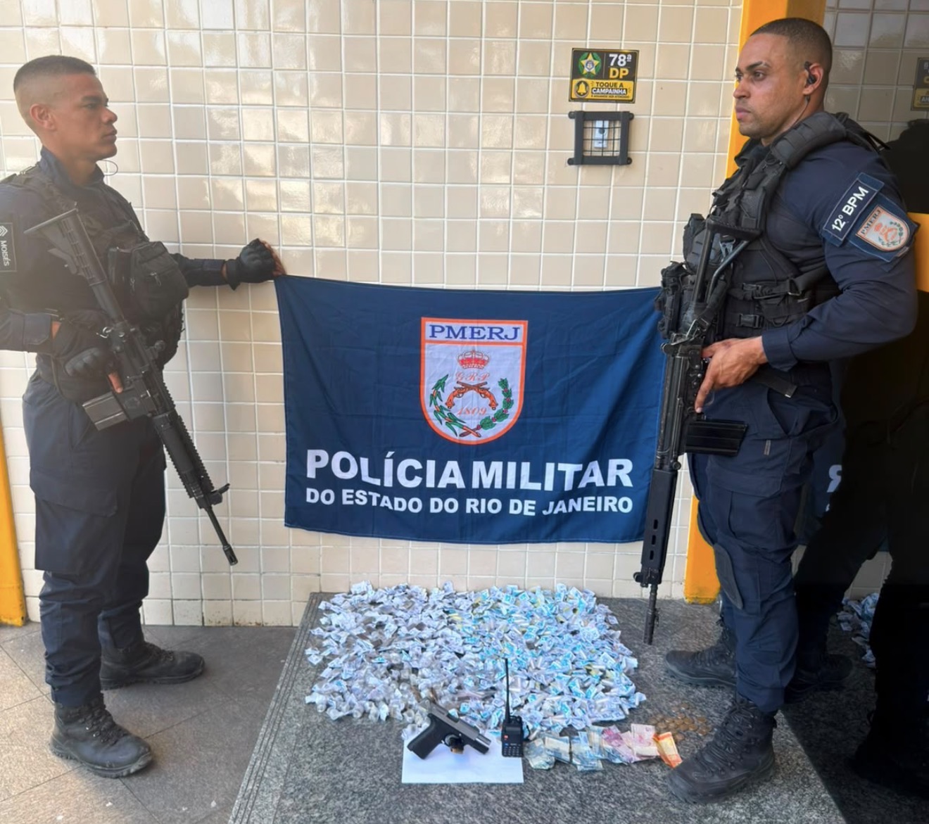 Operação do 12º BPM termina com dois presos e apreensão de arma e drogas em bairro da Zona Norte de Niterói