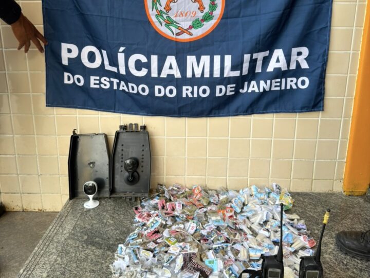 12º BPM apreende drogas e duas câmeras de monitoramento usadas pelo tráfico na comunidade da Vila Ipiranga, na Zona Norte de Niterói