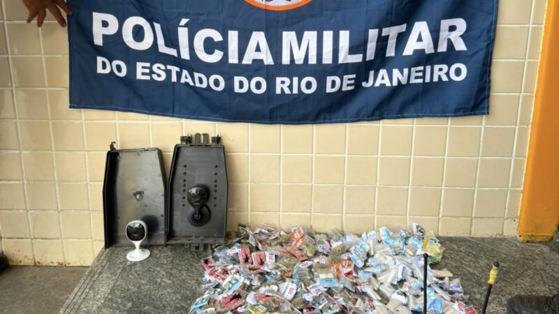 12º BPM apreende drogas e duas câmeras de monitoramento usadas pelo tráfico na comunidade da Vila Ipiranga, na Zona Norte de Niterói