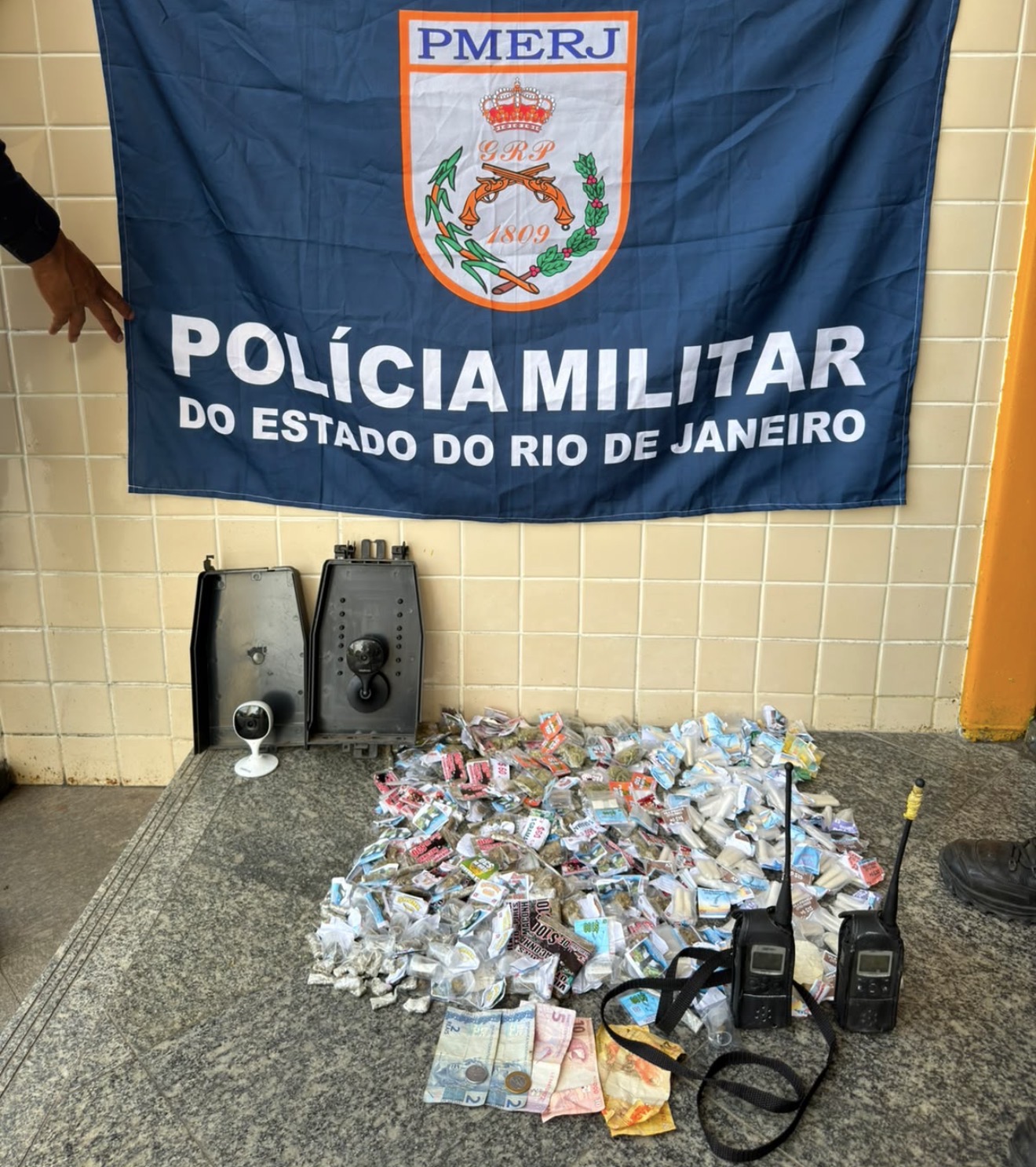 12º BPM apreende drogas e duas câmeras de monitoramento usadas pelo tráfico na comunidade da Vila Ipiranga, na Zona Norte de Niterói