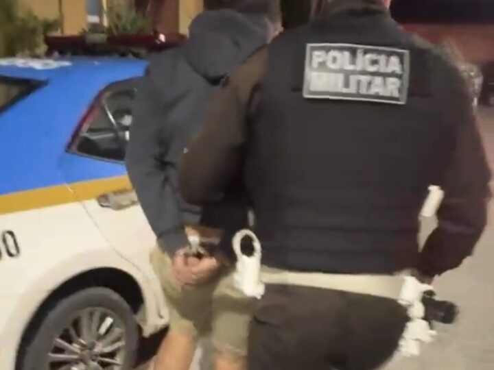 Foragido da Justiça é preso durante abordagem na RJ-124, na Via Lagos