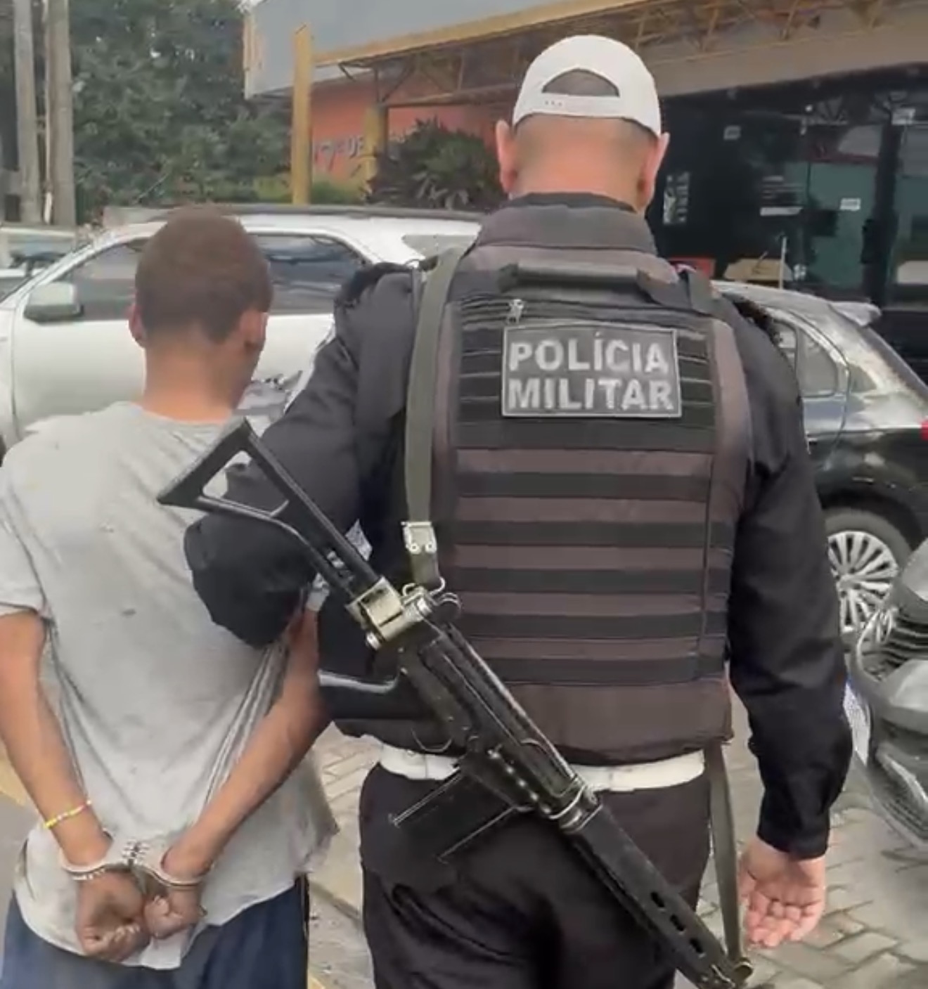 Homem é preso com rádio transmissor durante patrulhamento na RJ-106, em Inoã