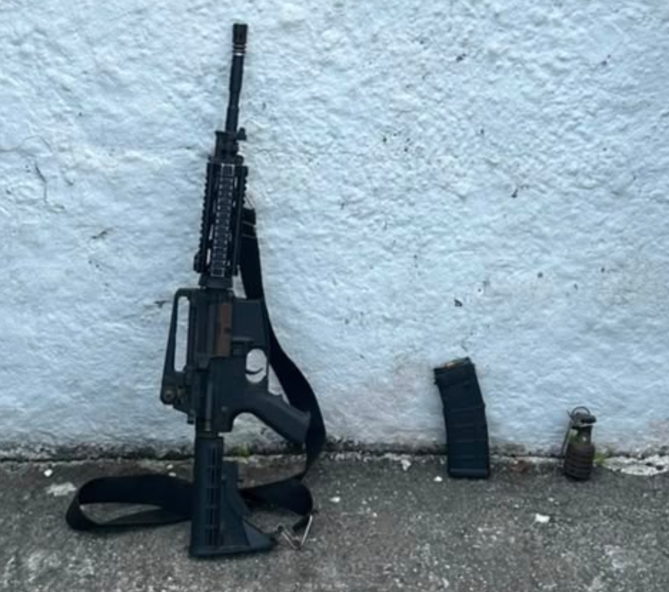 Fuzil, granada e drogas são apreendidos durante ação policial do 7º BPM em São Gonçalo