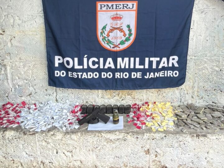 Operação do 12º BPM apreende drogas, granada e rádios na Nova Brasília, em Niterói