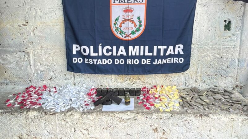 Operação do 12º BPM apreende drogas, granada e rádios na Nova Brasília, em Niterói