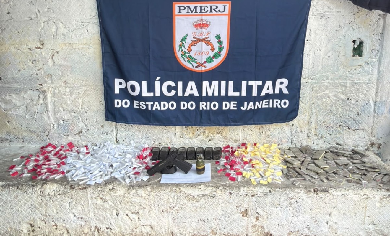 Operação do 12º BPM apreende drogas, granada e rádios na Nova Brasília, em Niterói