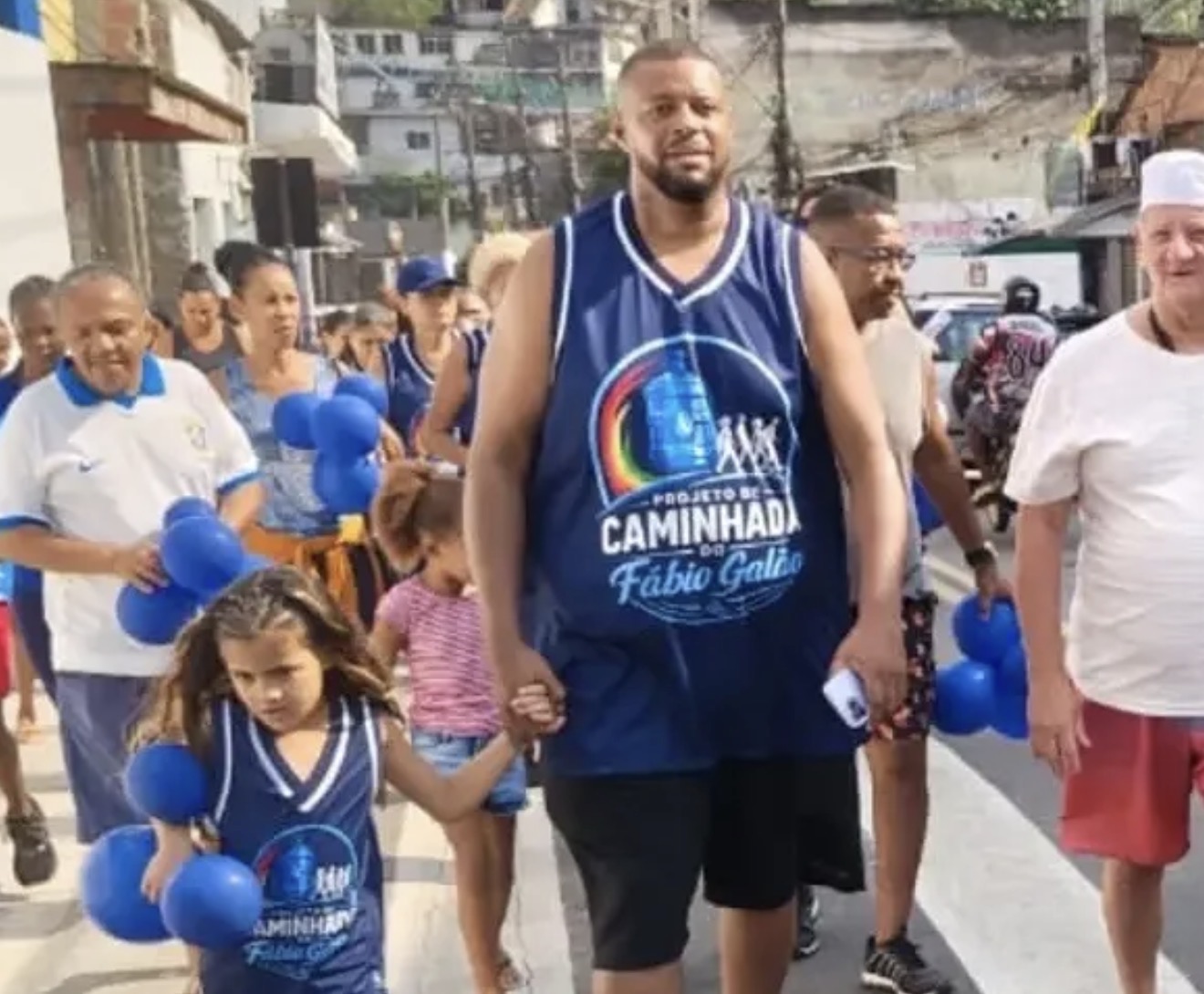 Caminhada do Galão reúne mães e pais atípicos no Caramujo, na Zona Norte de Niterói