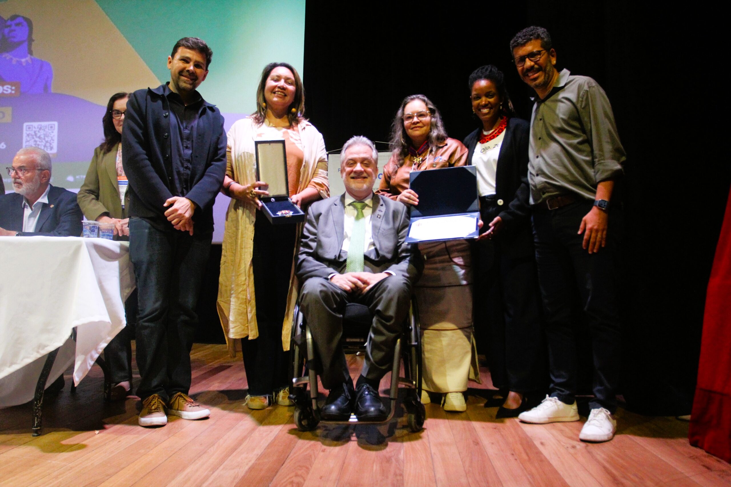 Reunião da SBPC em Niterói termina com homenagem e samba