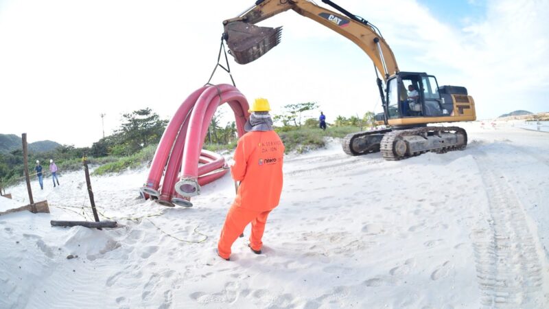 Bomba que vai levar água do mar para a Lagoa de Piratininga chega e começa a ser instalada