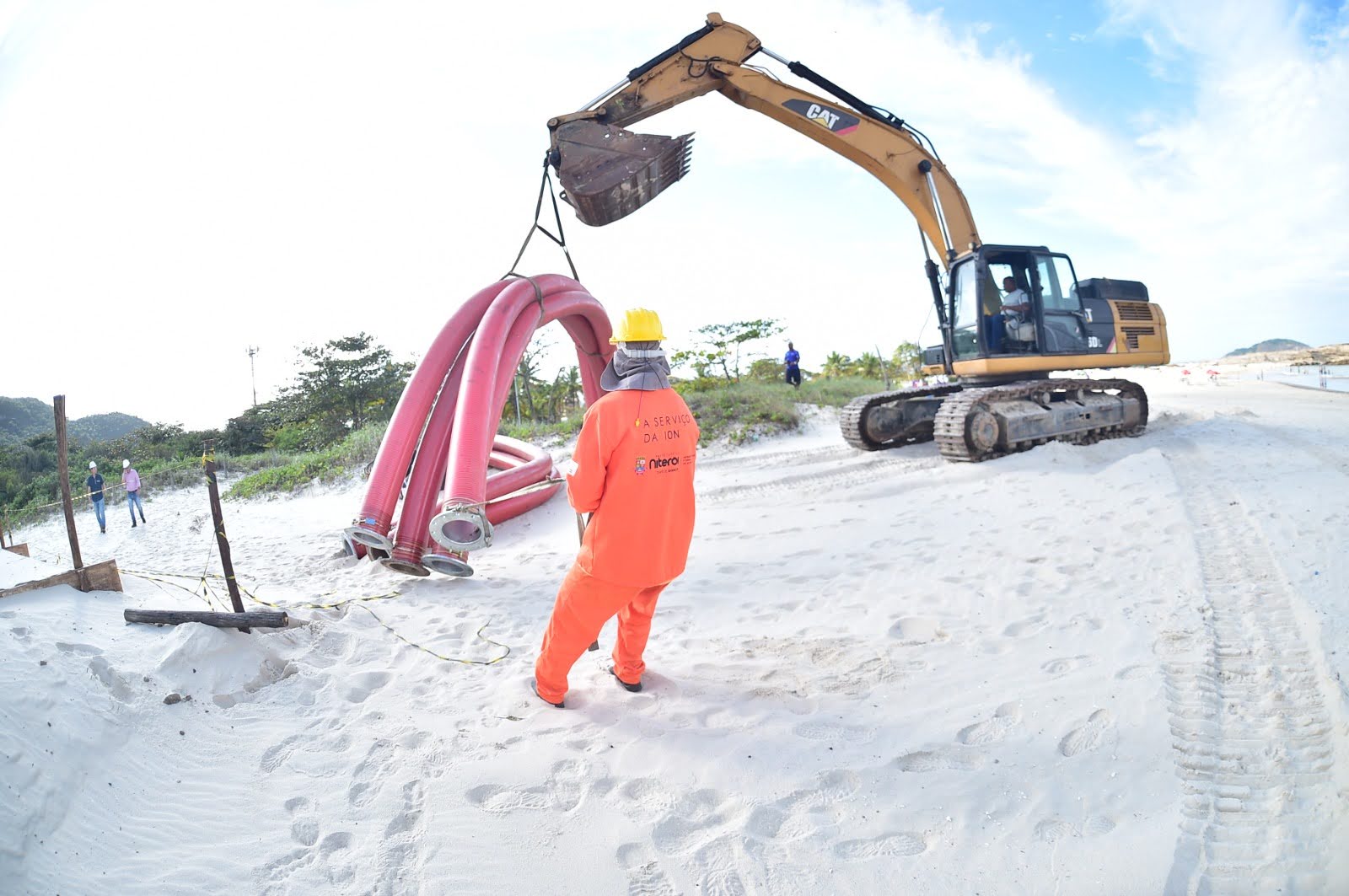 Bomba que vai levar água do mar para a Lagoa de Piratininga chega e começa a ser instalada