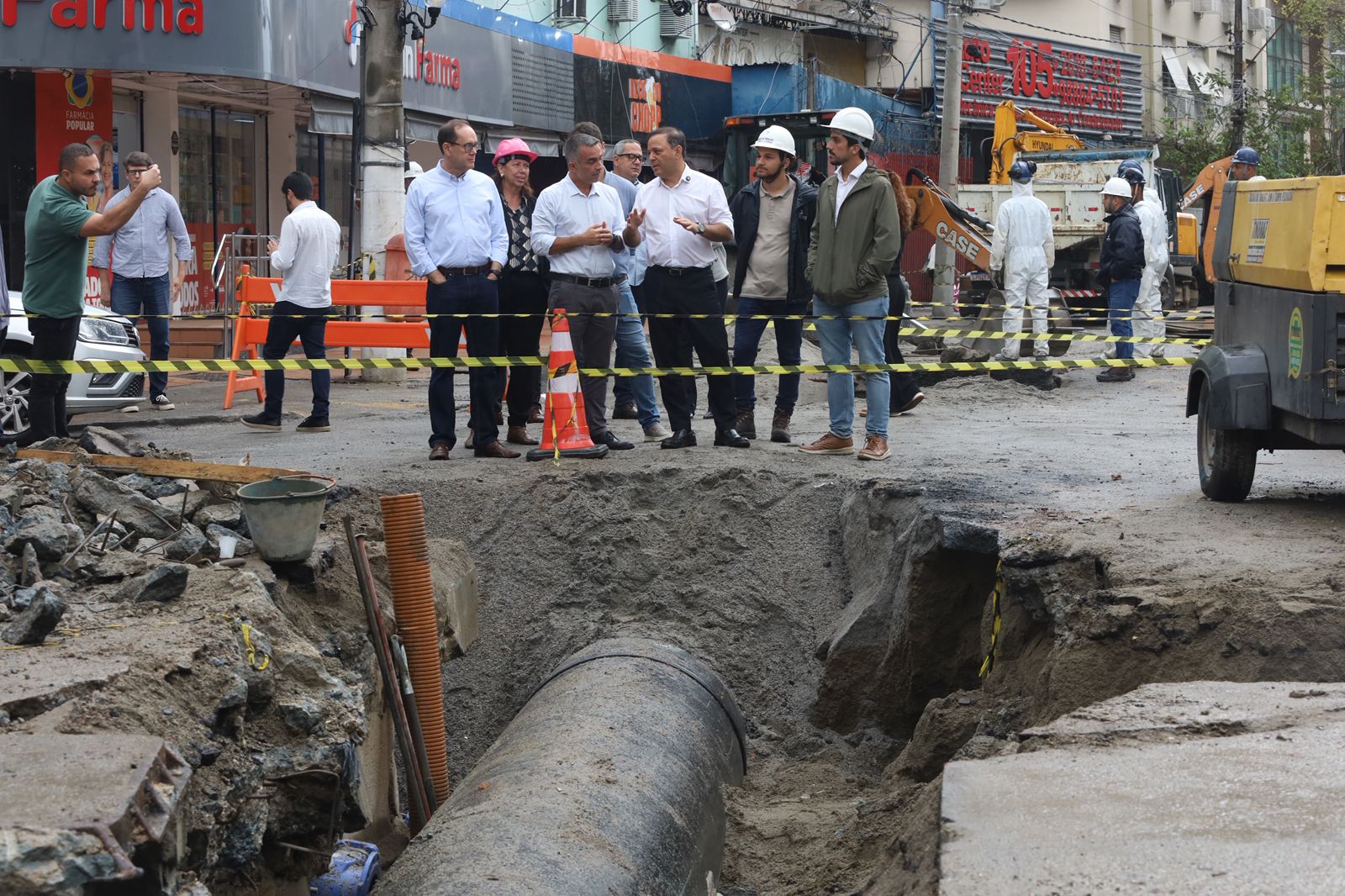 Prefeito Rodrigo Neves vistoria obras de modernização do sistema de esgotamento sanitário em Icaraí