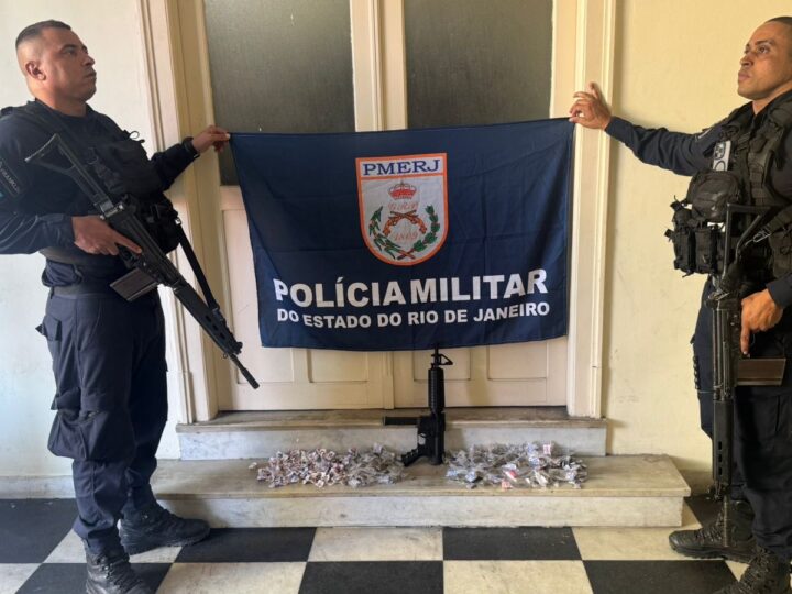 PM apreende drogas, munições e simulacro de carabina na Comunidade da Chácara, em Niterói