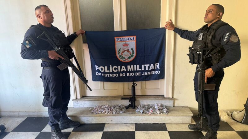 PM apreende drogas, munições e simulacro de carabina na Comunidade da Chácara, em Niterói