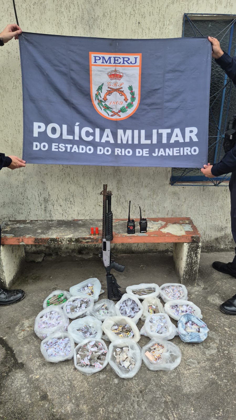 Equipes do 7º BPM detêm cinco suspeitos e apreendem espingarda durante operação em Várzea das Moças