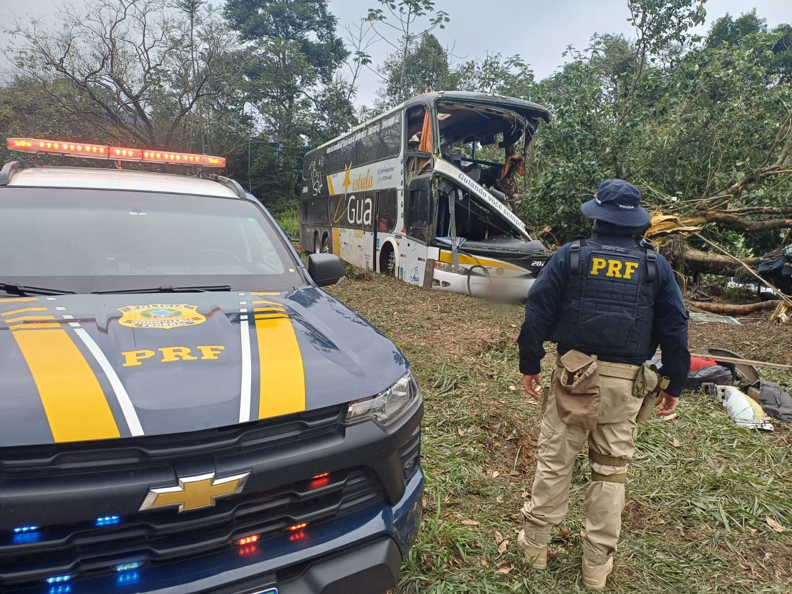 TRAGÉDIA NA BR-040: ÔNIBUS DE TURISMO TOMBA E DEIXA 10 MORTOS EM PETRÓPOLIS