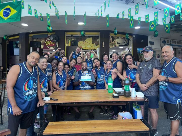 MORADOR DO CARAMUJO CRIA GRUPO DE CAMINHADA, MOVIMENTA A ZONA NORTE DE NITERÓI E LEVA PARTICIPANTES A COPACABANA