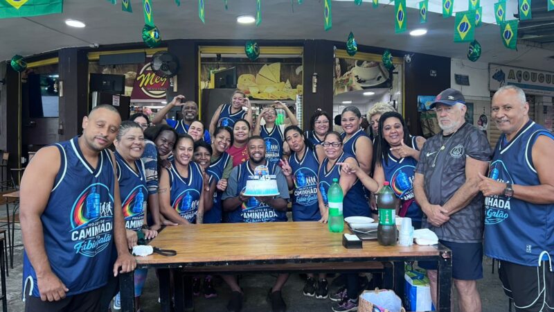 MORADOR DO CARAMUJO CRIA GRUPO DE CAMINHADA, MOVIMENTA A ZONA NORTE DE NITERÓI E LEVA PARTICIPANTES A COPACABANA